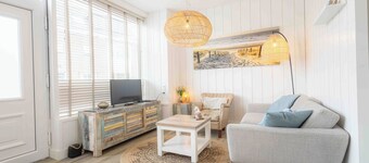 Top location! Next to lighthouse, beach 50m EBB