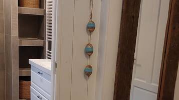 1 slaapkamer, een strijkplank/strijkijzer, reisbedje, gratis wifi