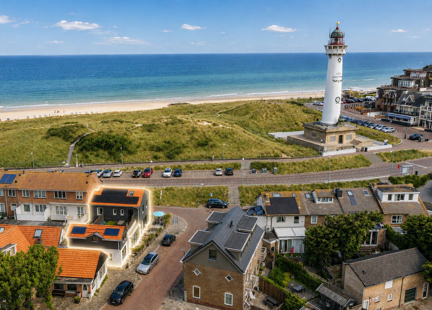 Une ville côtière dotée d’un phare imposant, de bâtiments résidentiels et d’une plage.