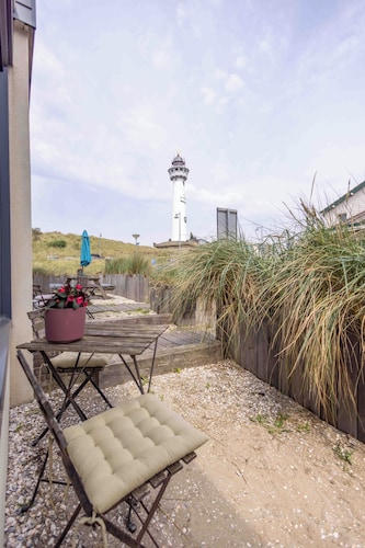 Top location! Next to lighthouse, beach 50m EBB