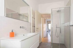 Dusche, Haartrockner, Bidet, Handtücher