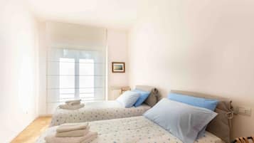 2 chambres, bureau, fer et planche Ă  repasser, lit parapluie