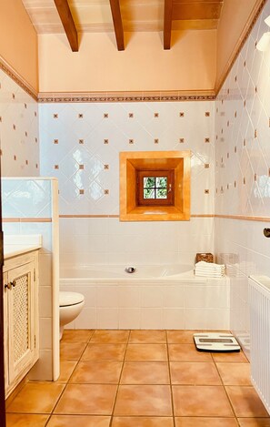 Ducha, secador de pelo, bidet, toallas