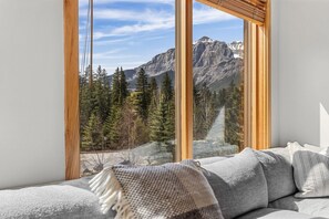 Interior - 215 - 379 Spring Cr. · Luxury Mountain View Condo Downtown (Canmore)