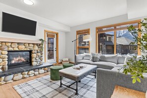 Smart TV, fireplace - 215 - 379 Spring Cr. · Luxury Mountain View Condo Downtown (Canmore)