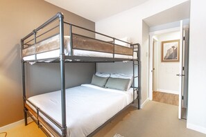 2 室のベッドルーム、デスク、アイロン / アイロン台、旅行用ベビーベッド