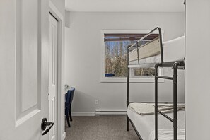 2 Schlafzimmer, Schreibtisch, Bügeleisen/Bügelbrett, Reisekinderbett