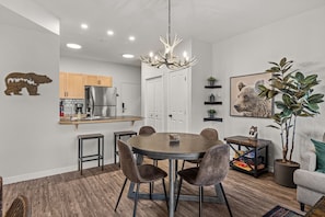 Dining - 102 - 101 Montane Road · Stunning condo w/ Pool, Hot Tubs, Gym (Canmore)