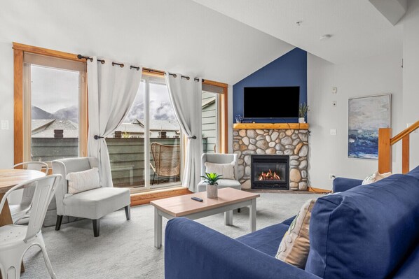 TV, fireplace - 323 - 109 Montane Rd · Cozy Penthouse ~ Heated Pool/3 Hot tubs/Gym (Canmore)