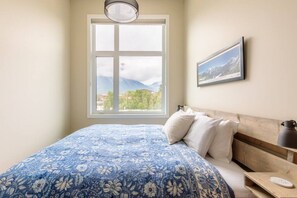 2 bedrooms, iron/ironing board, travel cot, WiFi