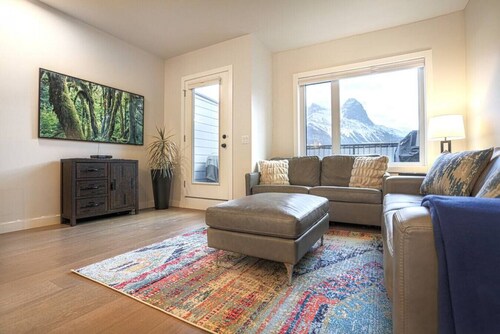 109 - 1106 Bow Valley Trail · Panoramic Mountain View Townhome w/AC