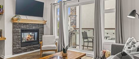 Una televisión, una chimenea