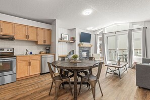 Fridge, microwave, oven, stovetop - 428-160 Kananaskis · Stylish condo, central location (Canmore)