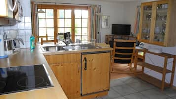 Fridge, oven, stovetop, coffee/tea maker