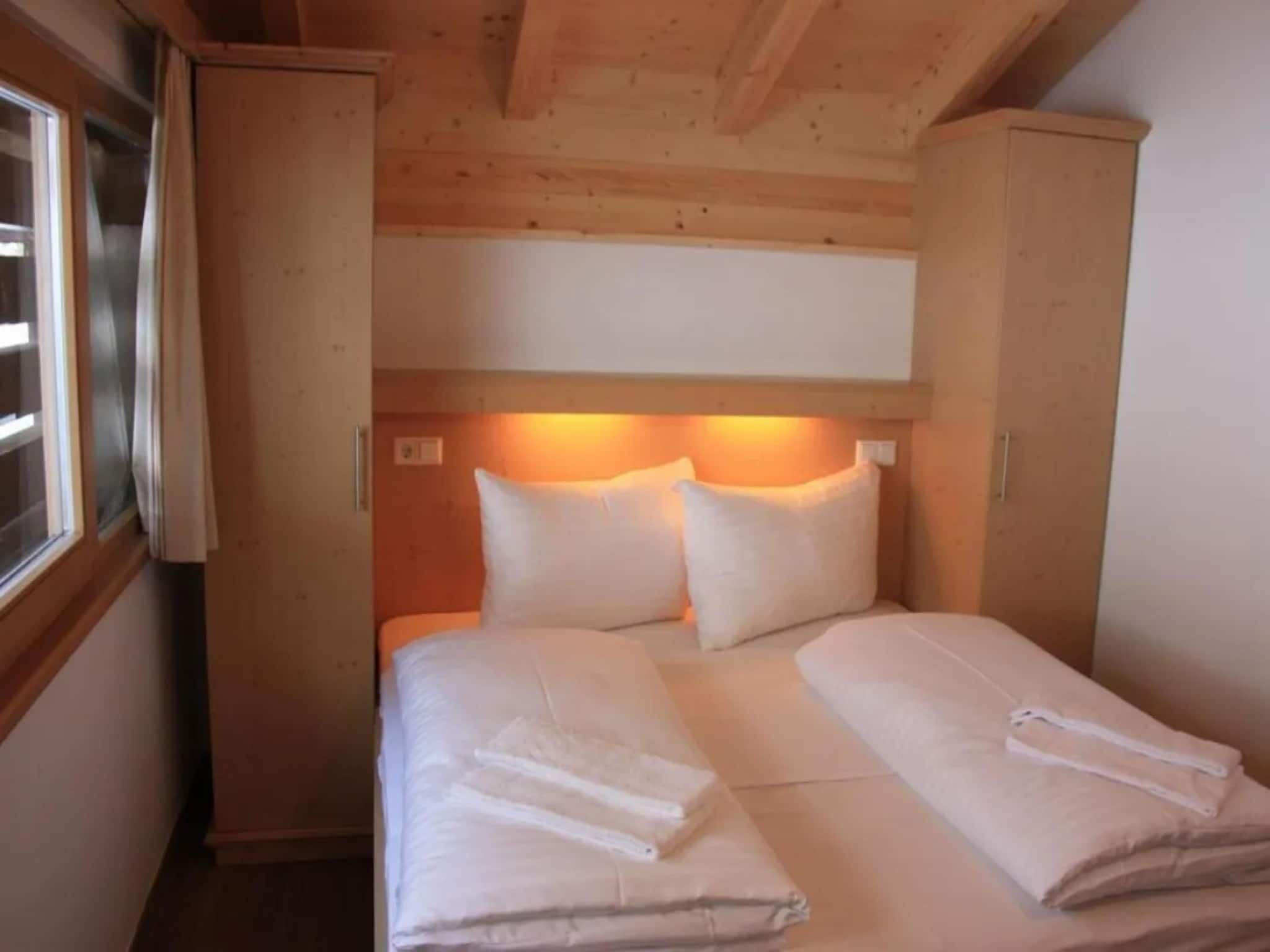 Une petite pièce agréable, avec un lit, une armoire et une fenêtre.