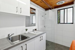 Shower - Magic on Murray (Anglesea)