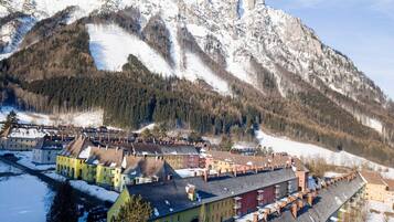 Un pueblo cubierto de nieve con edificios tradicionales y una vista despejada de las montañas.