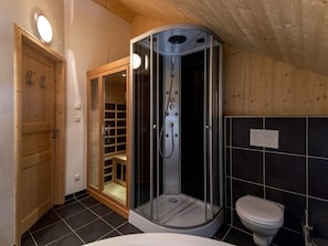 Shower, jetted bath, hair dryer