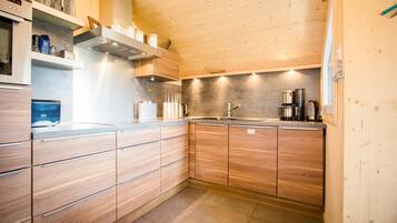 Een koelkast, een kookplaat, een vaatwasser