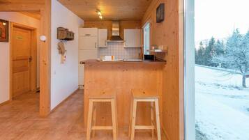 Réfrigérateur, micro-ondes, plaque de cuisson, lave-vaisselle