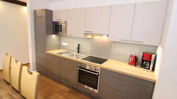 JÀÀkaappi, uuni, liesi, astianpesukone