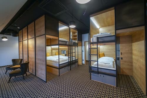 Classic 10-Bed Capsule Room | Una scrivania, postazione laptop, ferro/asse da stiro, Wi-Fi gratuito