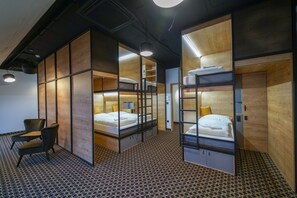 Classic 10-Bed Capsule Room | 책상, 노트북 작업 공간, 다리미/다리미판, 무료 WiFi