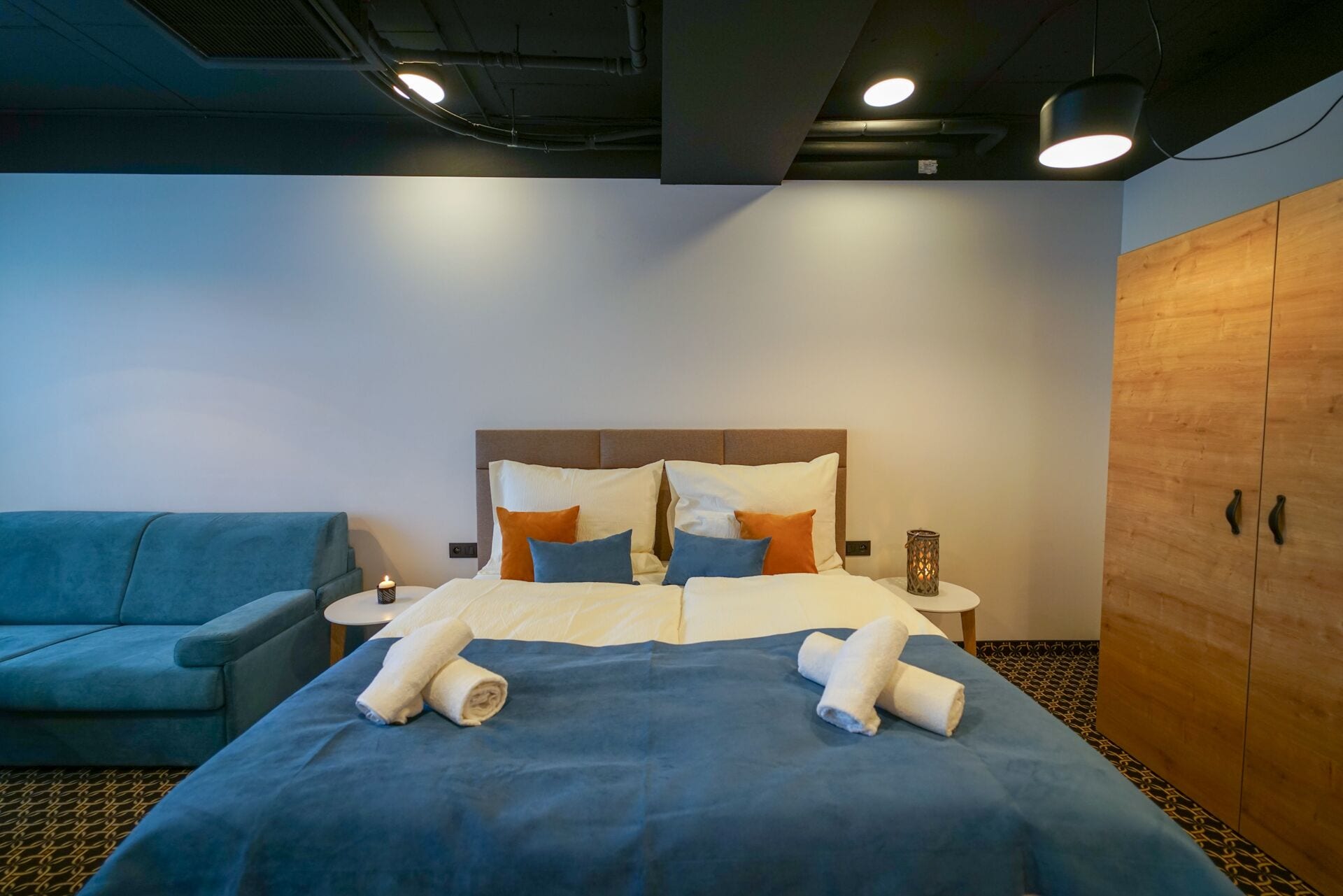 Business-Vierbettzimmer | Schreibtisch, laptopgeeigneter Arbeitsplatz, Bügeleisen/Bügelbrett