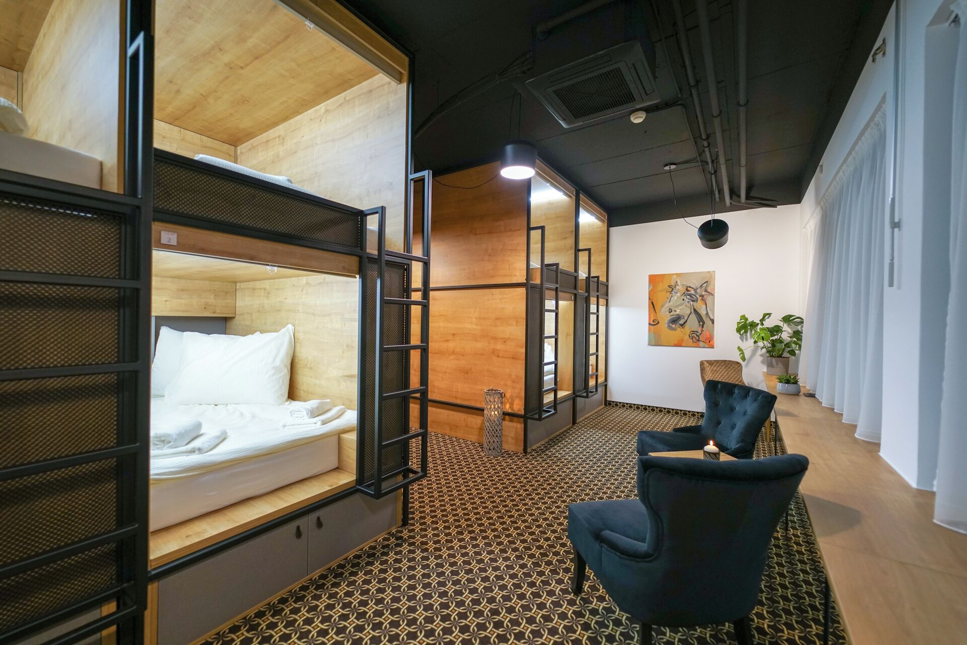 Felles sovesal | Skrivebord, skrivebord for bærbar PC og strykejern/-brett