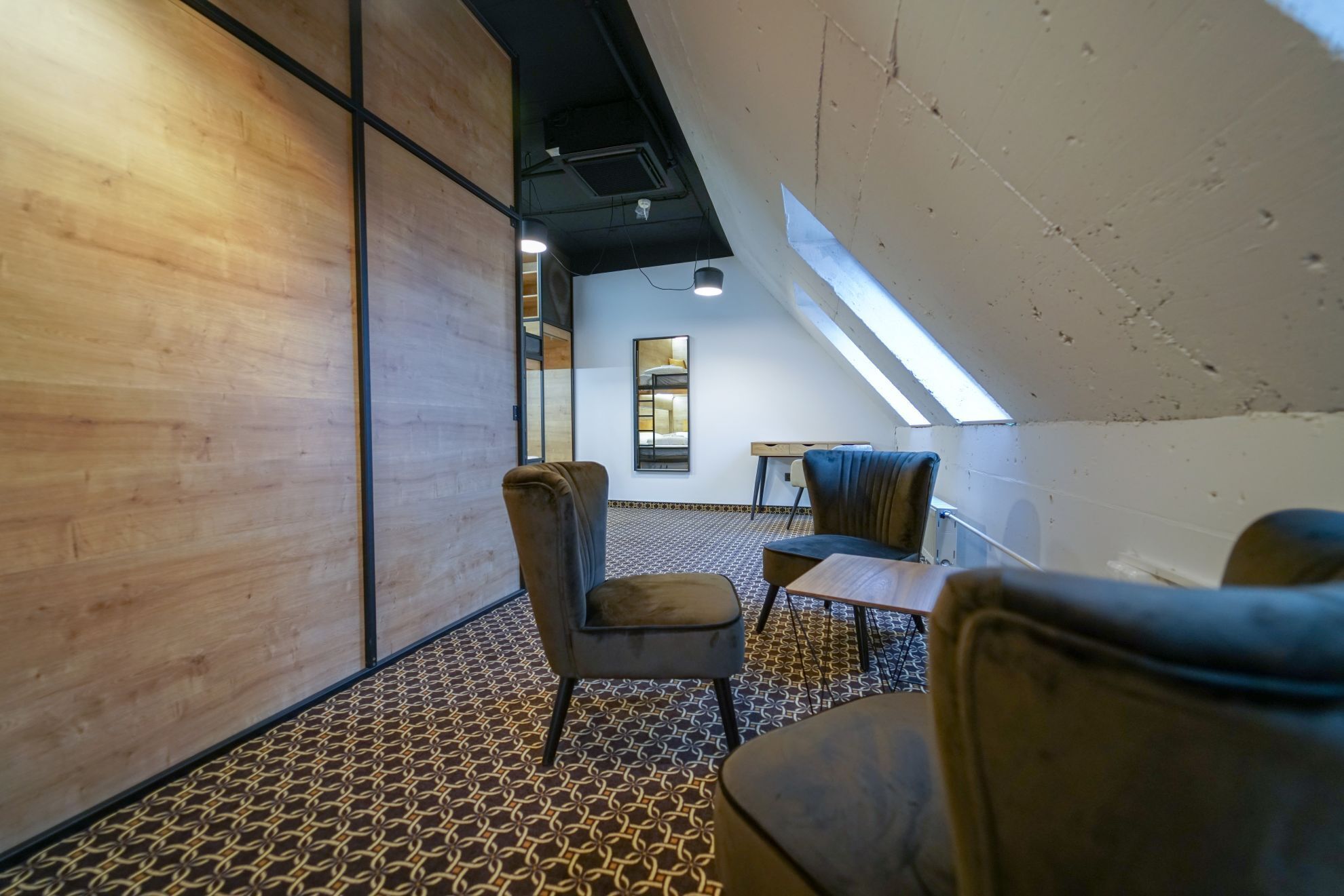 Classic 10-Bed Capsule Room | Skrivebord, skrivebord for bærbar PC og strykejern/-brett