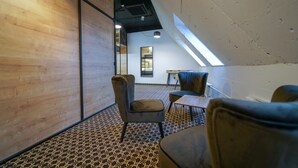Classic 10-Bed Capsule Room
