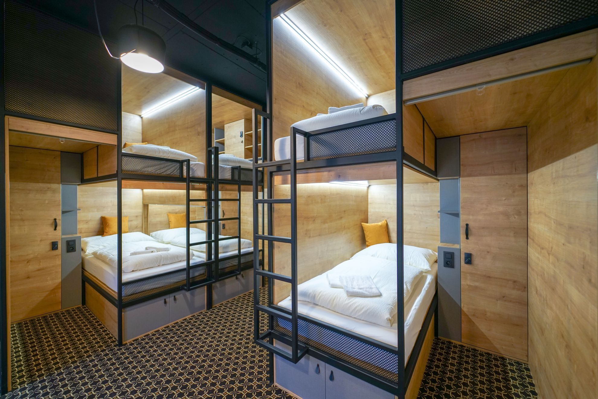 Skrivebord, skrivebord for bærbar PC og strykejern/-brett