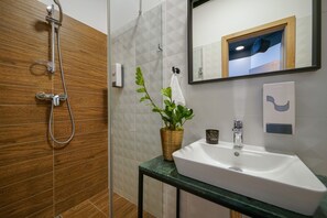 Dusch, gratis toalettartiklar, hårtork och handdukar