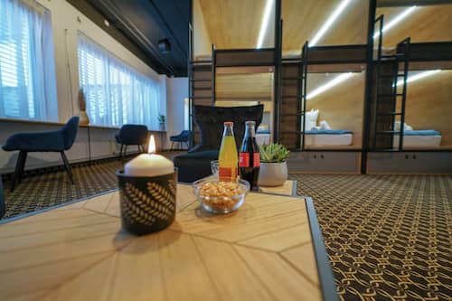 Comfort 6-Bed Capsule Room | Työpöytä, kannettavalle tietokoneelle sopiva työtila