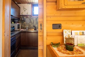 Een koelkast, een microgolfoven, een oven