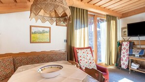 Una habitación acogedora con una cama, una silla, una mesa y un televisor.