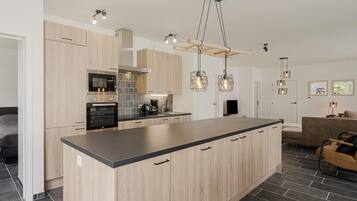 Een koelkast, een microgolfoven, een oven, een kookplaat