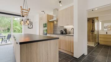 Een koelkast, een microgolfoven, een oven, een kookplaat