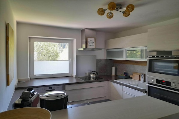 Fridge, oven, stovetop, dishwasher