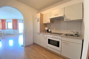 Fridge, oven, stovetop, coffee/tea maker