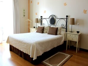 2 bedrooms, desk, WiFi, bed sheets