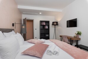 4 bedrooms, in-room safe, iron/ironing board, travel cot