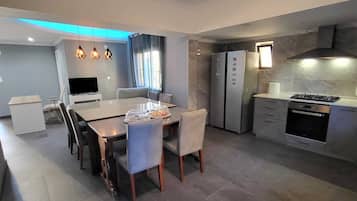 Refrigerador, microondas, horno y lavavajillas