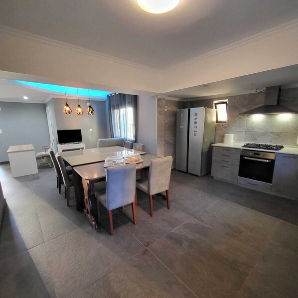 冷蔵庫、電子レンジ、オーブン、食器洗い機