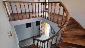 Una escalera de madera con un diseño curvo que lleva a un piso superior.