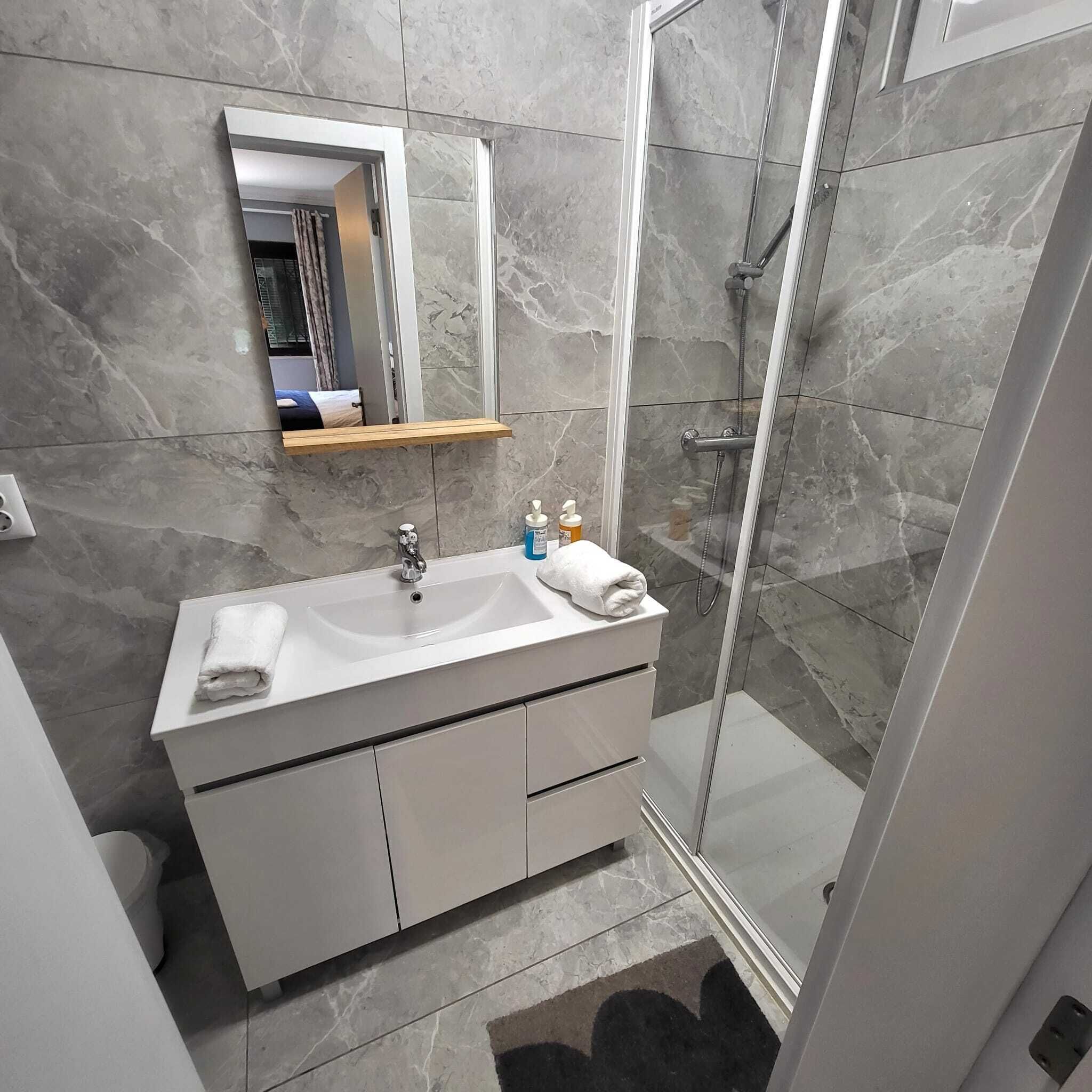 Elite Studio, 1 Bedroom | Bathroom | Shower, rainfall showerhead, free toiletries, hair dryer