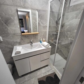 Elite studio, 1 slaapkamer | Badkamer | Een douche, een regendouche, gratis toiletartikelen, een haardroger