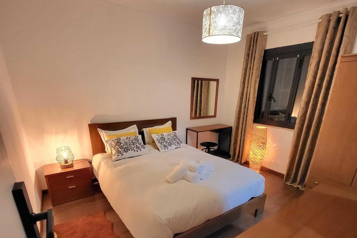 Quarto casal conforto, 1 cama Queen, vista para o jardim | 3 quartos, roupas de cama premium, edredons de pluma