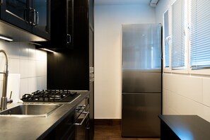 Kühlschrank, Ofen, Herdplatte, Wasserkocher mit Kaffee-/Teezubehör