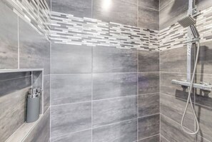 Sèche-cheveux, serviettes fournies, savon, shampoing